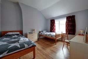 une chambre avec un lit, une chaise et une fenêtre dans l'établissement Maintenance, Transport, Medical Teams Bargain, 3 Bed Detached House, Mold, Sleeps 1 to 5, à Mold