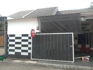 un garaje con una puerta y una señal de stop en OYO 90684 Happy Homestay Syariah en Malang