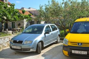 zwei nebeneinander in einer Einfahrt geparkt in der Unterkunft Apartment Dulcin Vodice in Vodice