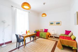uma sala de estar com uma mesa e um sofá em Lopez 20 a Big Family Apartment by Napoliapartments em Nápoles