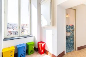 łazienka z czterema kolorowymi koszami przed oknem w obiekcie Lopez 20 a Big Family Apartment by Napoliapartments w mieście Neapol