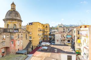 uma vista aérea de uma cidade com edifícios em Lopez 20 a Big Family Apartment by Napoliapartments em Nápoles