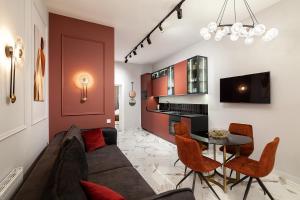 - un salon avec un canapé et une table dans l'établissement LEOGRAND Apartments on Tamanska 6, à Lviv