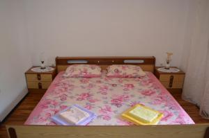 Un dormitorio con una cama con dos libros. en Apartments Drita, en Baška