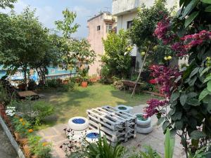 Um jardim em Birds Nest Hostel