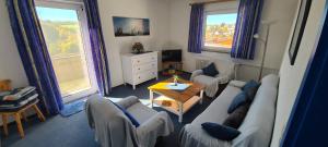 uma sala de estar com dois sofás e uma mesa em Ferienwohnung Friedrich em Michelstadt