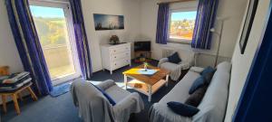 a living room with two couches and a table at Ferienwohnung Friedrich in Michelstadt