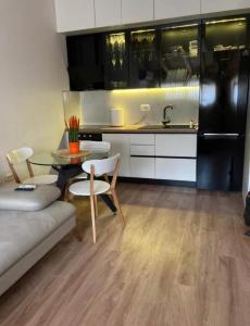 Il comprend un salon avec un canapé et une table. dans l'établissement Lovely Loft 1-Bedroom in the heart of Tirana, à Tirana