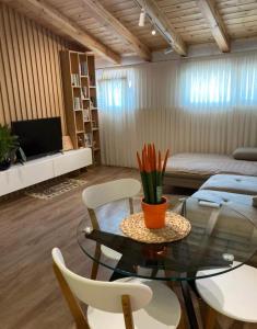 - un salon avec une table et des chaises en verre dans l'établissement Lovely Loft 1-Bedroom in the heart of Tirana, à Tirana