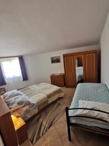 1 dormitorio con 2 camas y ventana en Villa Dorina, en Štinjan