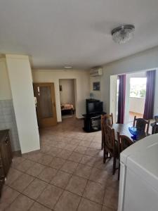 eine Küche und ein Esszimmer mit Tisch und Stühlen in der Unterkunft Villa Dorina in Štinjan + 13 Fotos
