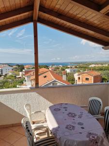 einen Balkon mit einem Tisch und Stühlen sowie Aussicht in der Unterkunft Villa Dorina in Štinjan