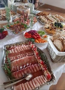 una tabella con molti tipi diversi di carni e ortaggi di Hotel Dunav Požarevac a Požarevac