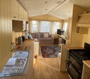 Posezení v ubytování 54 Family Caravan at Marine Holiday Park, sleeps 4