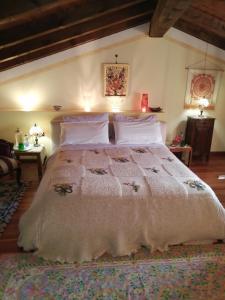 1 dormitorio con 1 cama grande en una habitación en BeB da Paolo con vista Lago, en San Zeno di Montagna