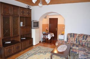 sala de estar con sofá y mesa en Apartments Drita, en Baška