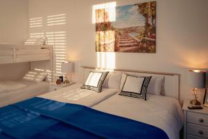 ein Schlafzimmer mit einem Bett mit zwei Kissen darauf in der Unterkunft Pension Engel in Grifte