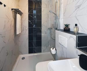 a bathroom with a tub and a toilet and a sink at Pension Engel in Grifte