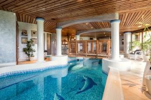 Bazén v ubytovaní Private Villa with indoor pool alebo v jeho blízkosti