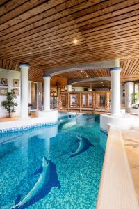 Bazén v ubytovaní Private Villa with indoor pool alebo v jeho blízkosti