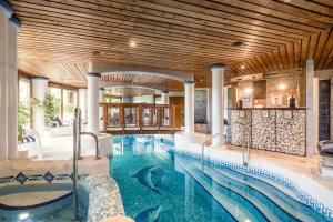 una piscina en una casa con piscina en Private Villa with indoor pool, en Budapest