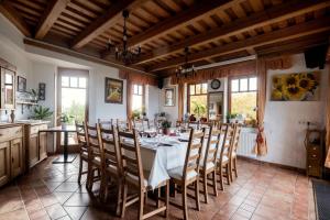 cocina y comedor con mesa y sillas en Private Villa with indoor pool, en Budapest