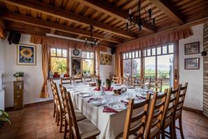 Reštaurácia alebo iné gastronomické zariadenie v ubytovaní Private Villa with indoor pool