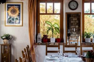 Reštaurácia alebo iné gastronomické zariadenie v ubytovaní Private Villa with indoor pool