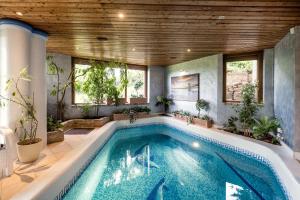 Bazén v ubytovaní Private Villa with indoor pool alebo v jeho blízkosti