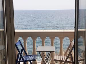 2 sedie su un balcone affacciato sull'oceano di VENTO DI BOLINA a Giovinazzo