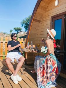 mężczyzna i kobieta siedzący przy stole na pokładzie w obiekcie CORK VALLEY - Pet Friendly & Only Adults w mieście Hontanar +11 zdjęć