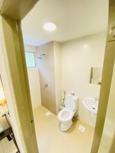 een badkamer met een toilet en een wastafel bij The Quintet Condominiums 3A-1 in Cameron Highlands