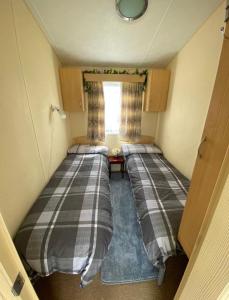 Krevet ili kreveti u jedinici u objektu 54 Family Caravan at Marine Holiday Park, sleeps 4