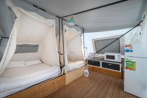 a small tent with a bed and a microwave in it at Park Timna in Eilat