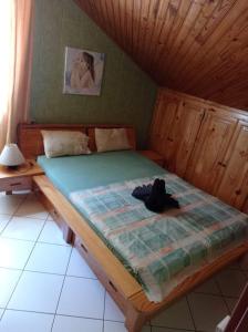 Un dormitorio con una cama con una mochila. en La villa du sculpteur Palmiste Rouge, en Cilaos