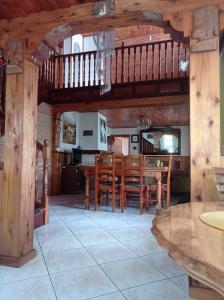 cocina y comedor con mesa y sillas en La villa du sculpteur Palmiste Rouge, en Cilaos