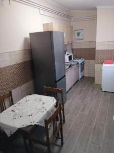 kuchnia ze stołem i lodówką w obiekcie HORVÁTH VENDÉGHÁZ w mieście Nagykanizsa