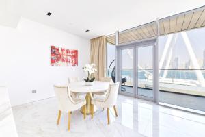 Galeriebild der Unterkunft Luxury 2 BR Beachfront Apt w stunning sea view in Dubai