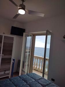 una camera da letto con un letto e vista sull'oceano di VENTO DI BOLINA a Giovinazzo