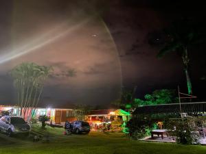 Un arc-en-ciel éclaire le ciel la nuit dans l'établissement Hospedaje Rancho Guadalupe, à La Suiza