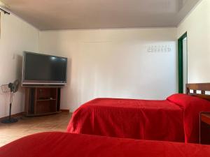 TV a/nebo společenská místnost v ubytování Hospedaje Rancho Guadalupe