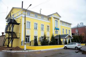 OktyabrskiyにあるZodiac Hotelの黄色の建物