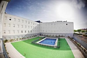 Πισίνα στο ή κοντά στο Apartamentos Vértice Sevilla Aljarafe