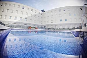 Bazén v ubytování Apartamentos Vértice Sevilla Aljarafe nebo v jeho okolí