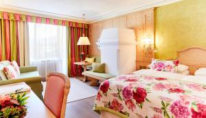 Łóżko lub łóżka w pokoju w obiekcie Salzburgerhof, das 5-Sterne Hotel von Zell am See