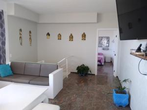 - un salon avec un canapé et une table dans l'établissement luxuosa cobertura praia do futuro 1002, à Fortaleza
