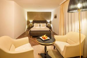 Un pat sau paturi într-o cameră la Business Hotel First