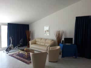 ein Wohnzimmer mit einem Sofa und einem Tisch in der Unterkunft Hotel Mareblu in Amantea