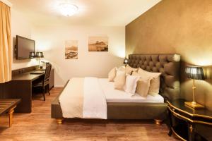 TV a/nebo společenská místnost v ubytování Business Hotel First