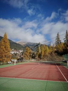 un campo da tennis con campo da tennis di Cosy Mountain _ free park a Monginevro